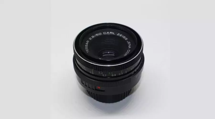 Carl Zeiss Jena Tessar 2.8 50mm lens M42 Screw Fit - Prime Lens with caps - Very good condition